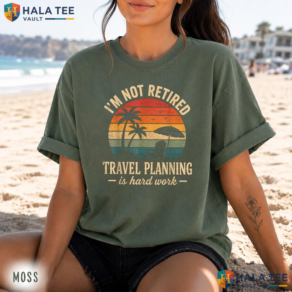 Im Not Retired Travel Retro Style T-Shirt Planning Hard Work Vacation Top